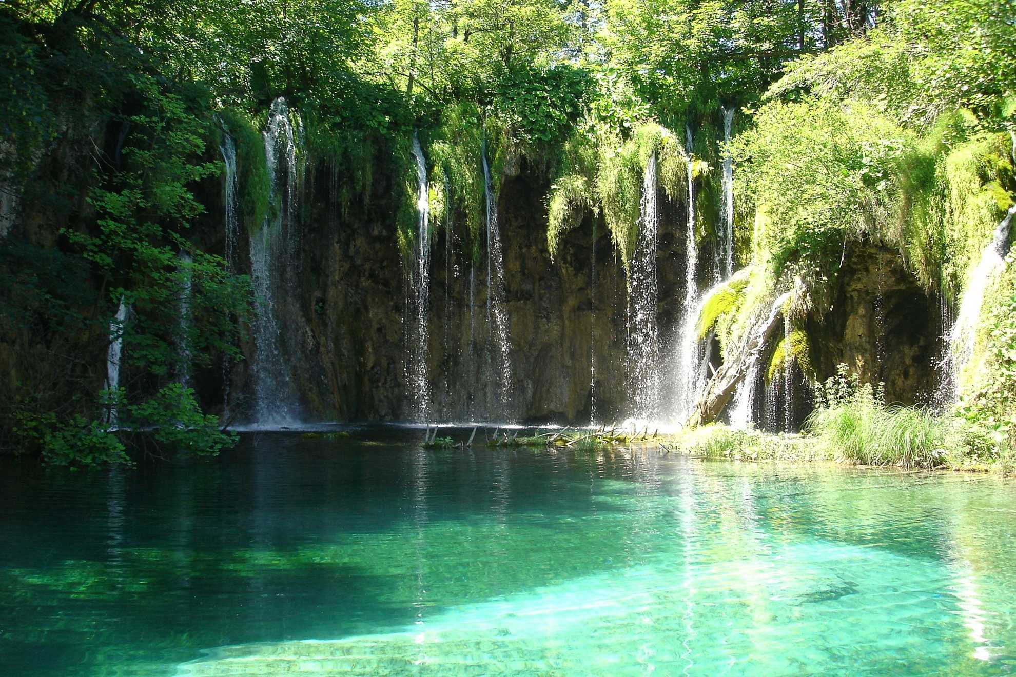 erstaunliche Wasserfälle Plitvicer Seen