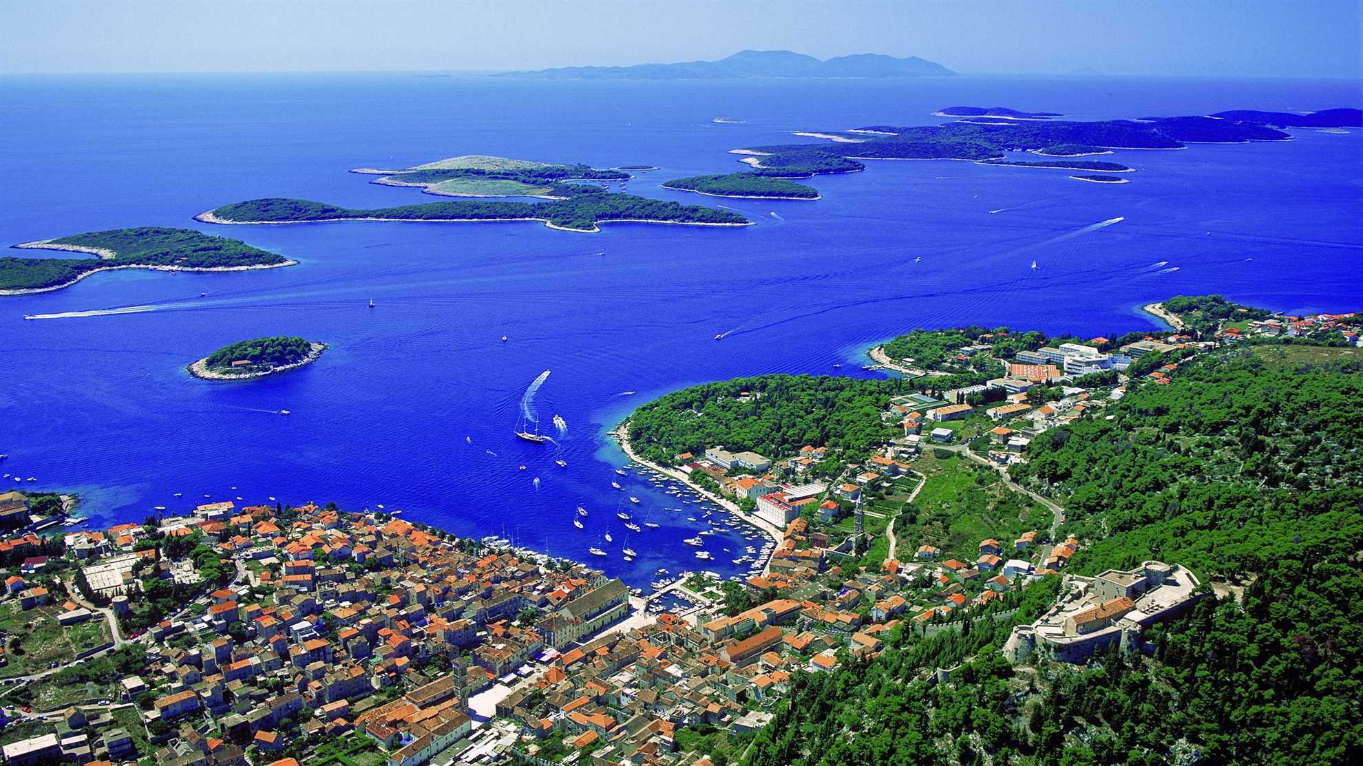 Panoramiczny widok na wyspę Hvar w Chorwacji