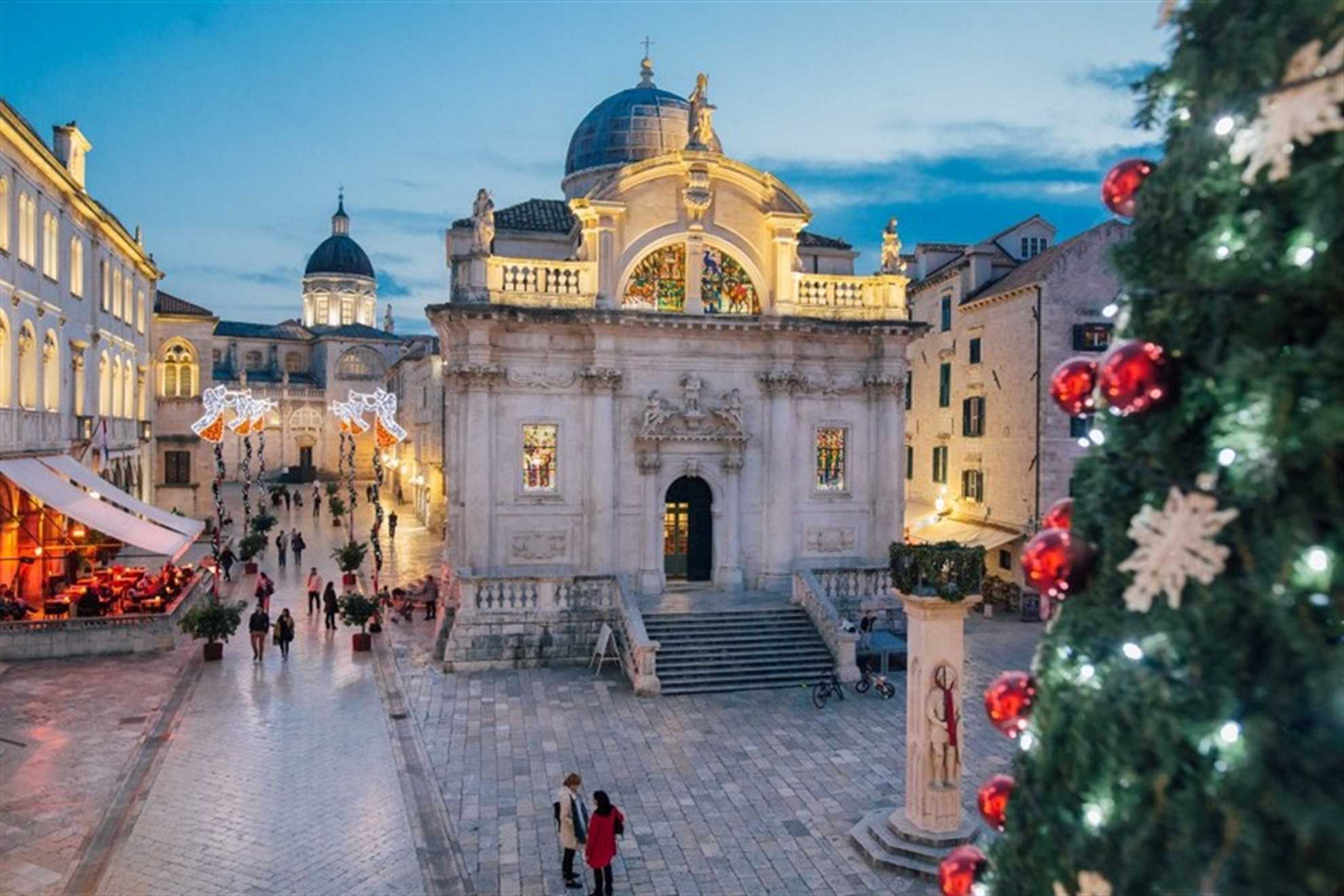 Stradun die Hauptstraße der Altstadt von Dubrovnik in der Weihnachtszeit