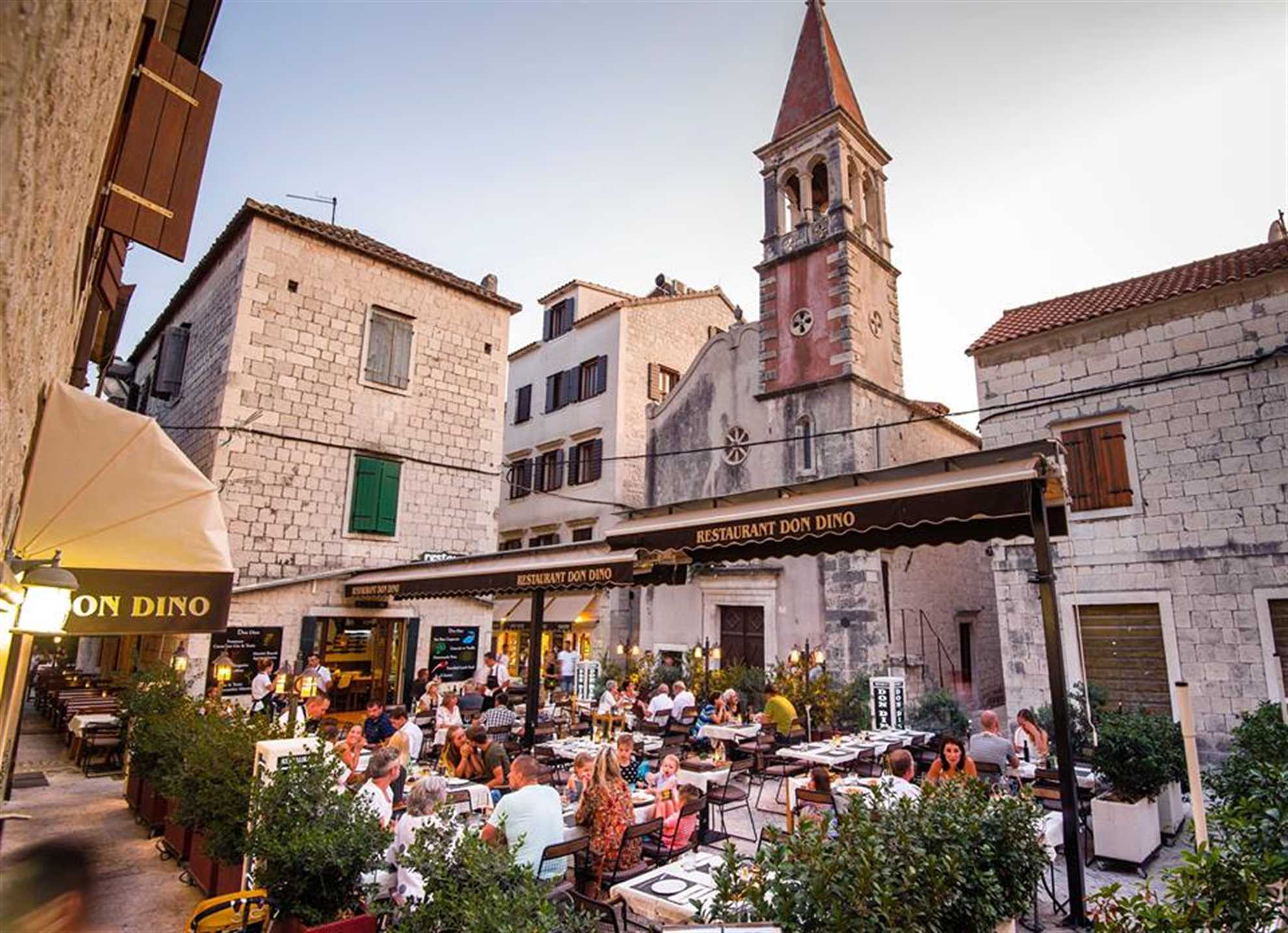 Restaurant Don Dino in der offenen Terrasse von Trogir