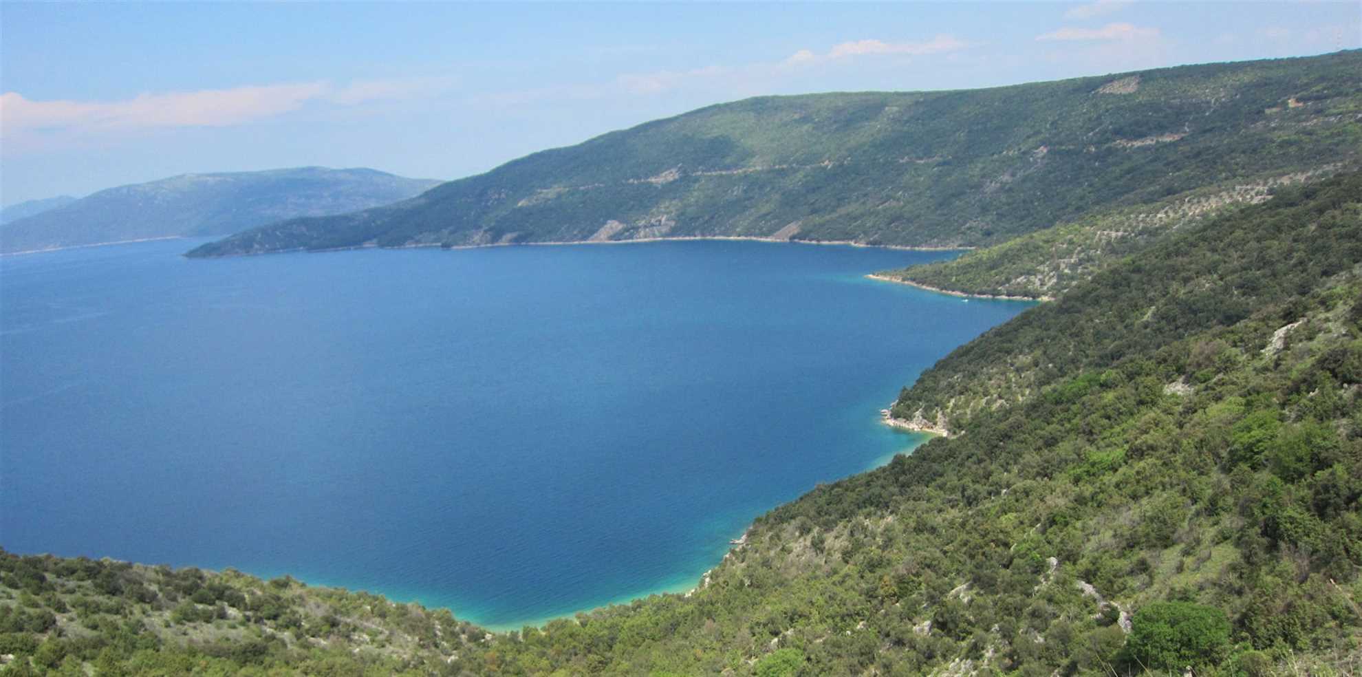 Valun Beach auf der Insel Cres in Kroatien