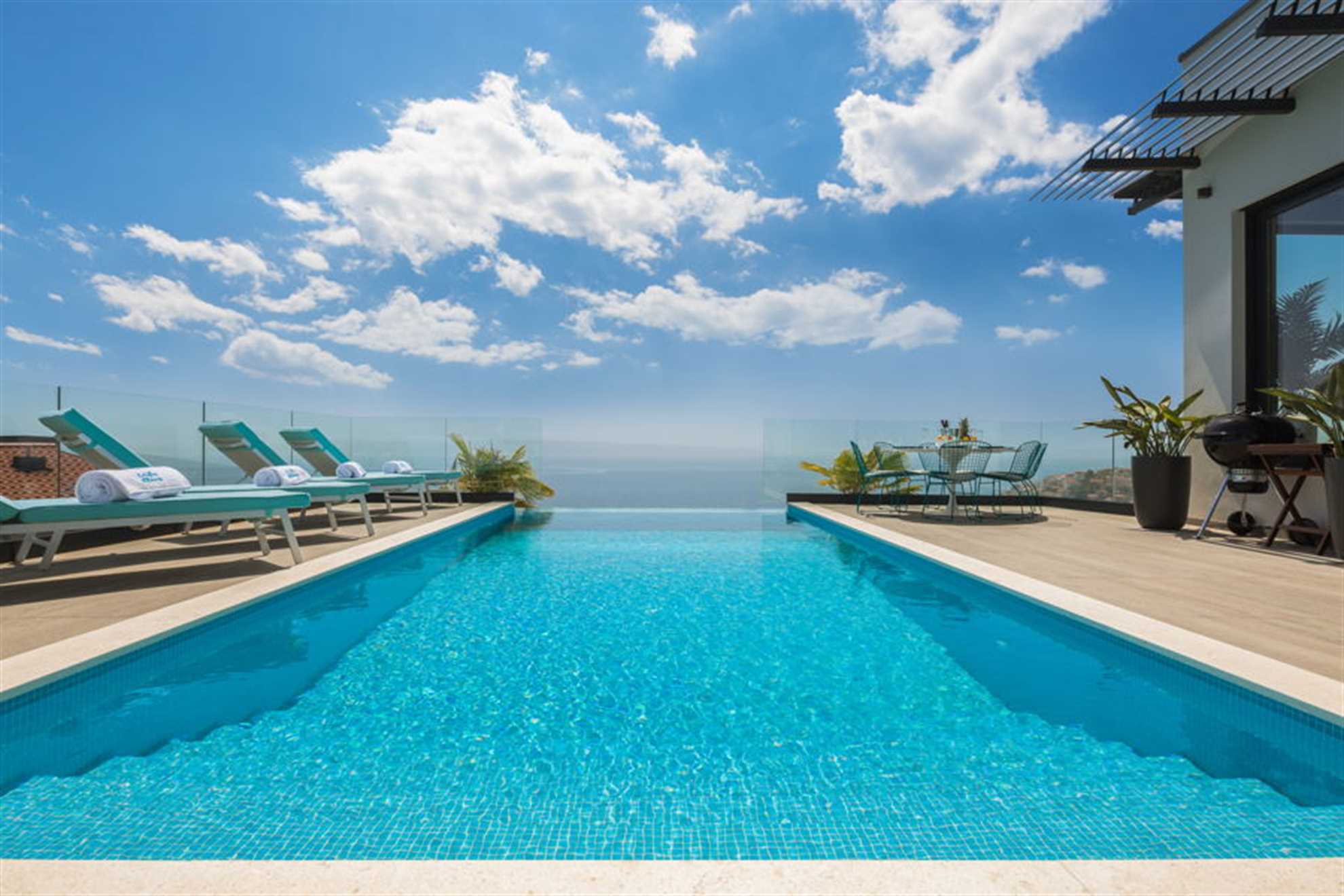 Blick auf das Meer und die nahe gelegene Insel Solta von der Poolterrasse