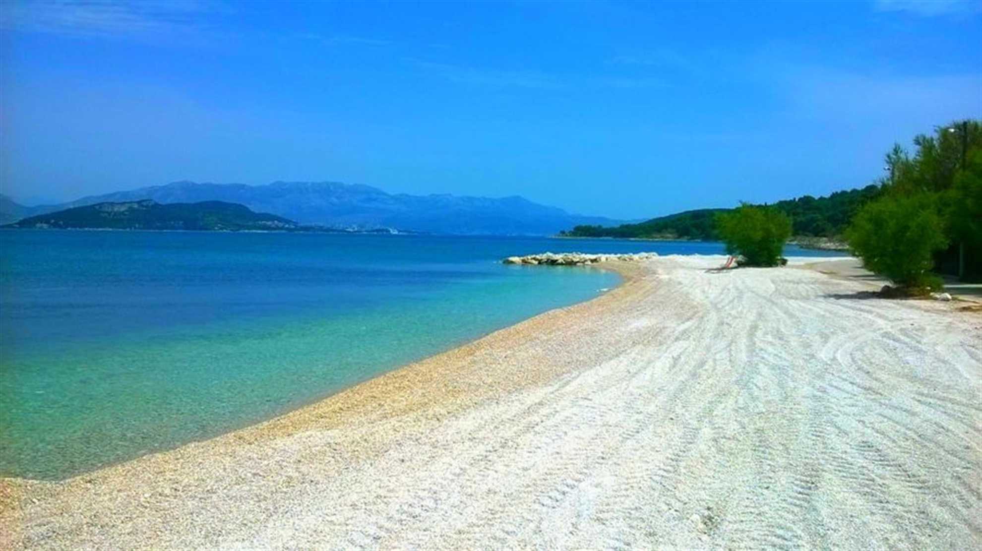 Stranden på øya Ciovo i Midt-Dalmatia