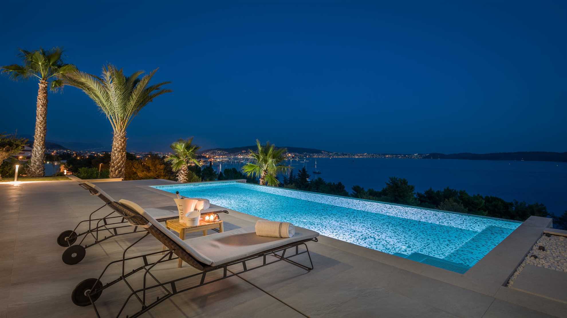 Pool Blick bei Nacht, Ultraluxury Villa Elyzeum mit beheiztem Pool in Trogir, Mitteldalmatien