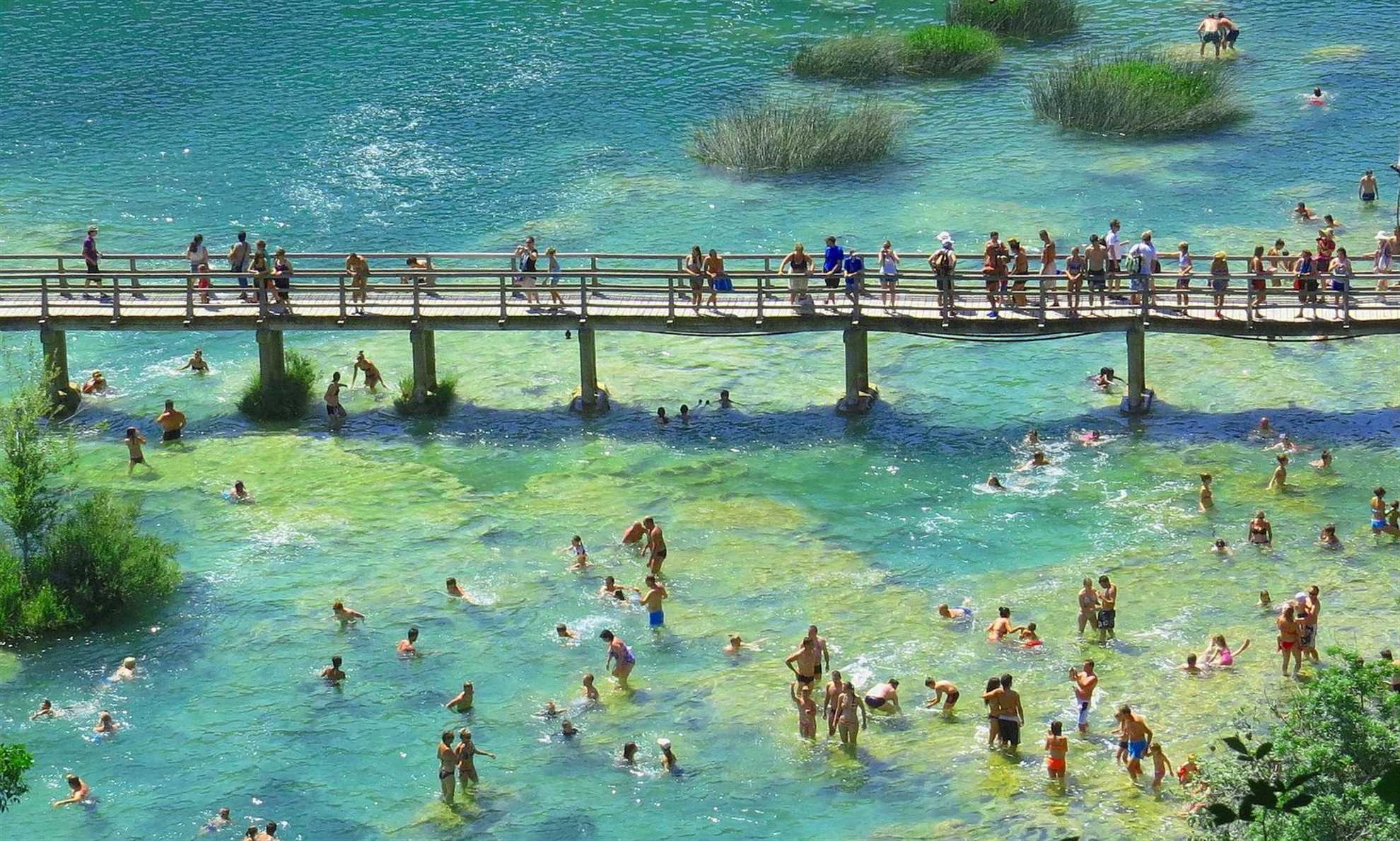 Treveier over vann i Krka Waterfalls National Park