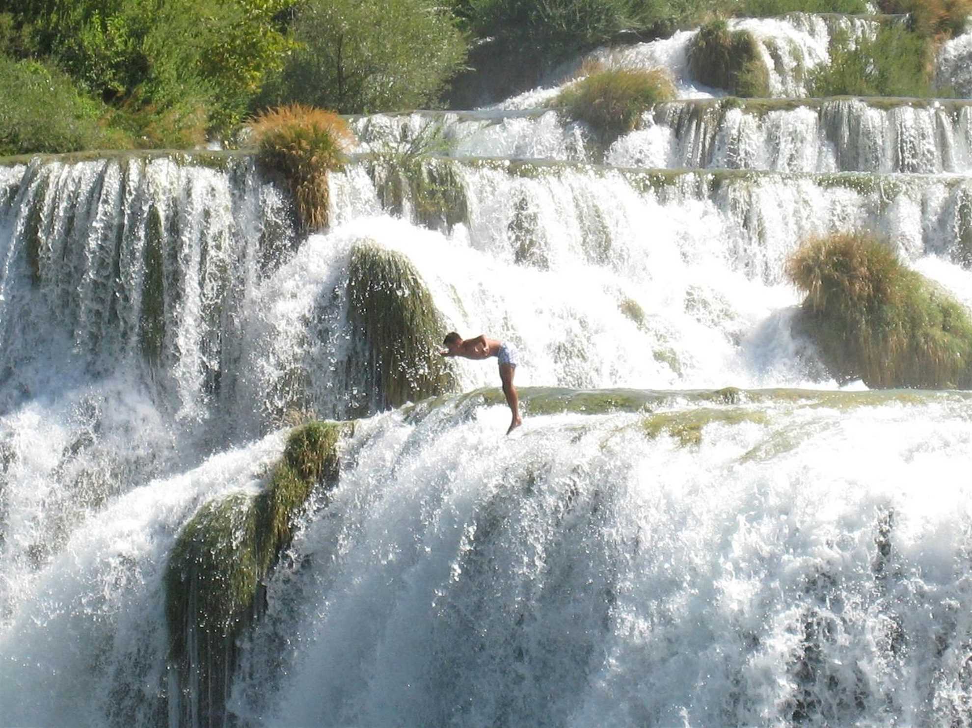 Skradinski Buk, Mann springt ins Wasser